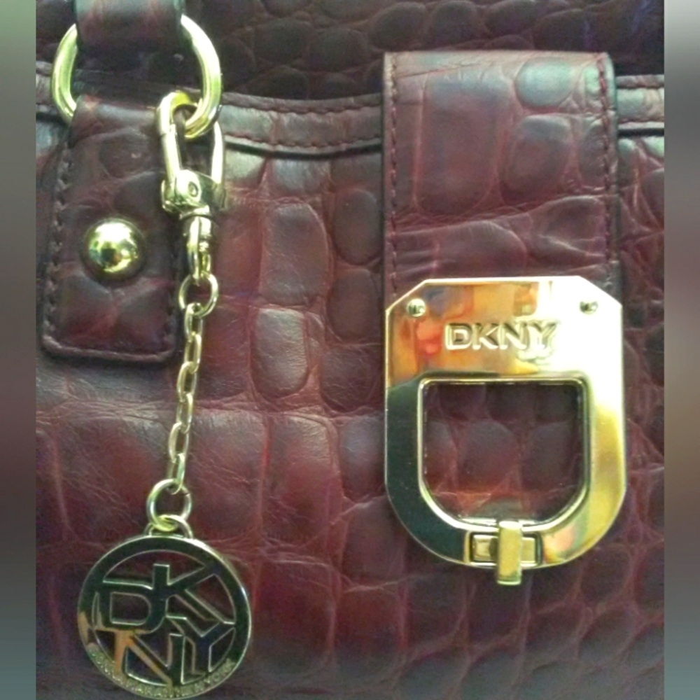 LIKE NEW 100% LEATHER PURSE/ BAG BY DKNY LARGE SZ. DEEP BURGUNDY CROC. EMBOSSED - Picture 7 of 15